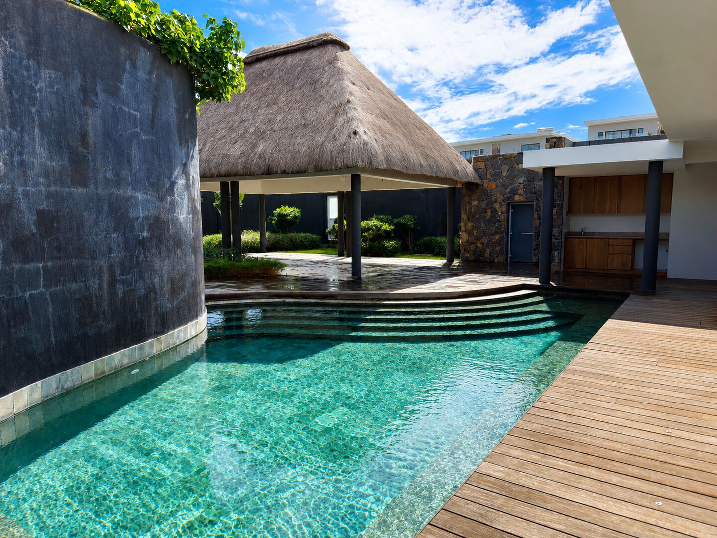 Penthouse 4 chambres en bord de mer à Rivière Noire avec piscine privée