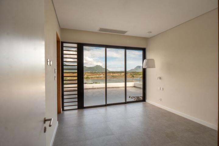 Penthouse 4 chambres en bord de mer à vendre à Rivière Noire avec piscine privée