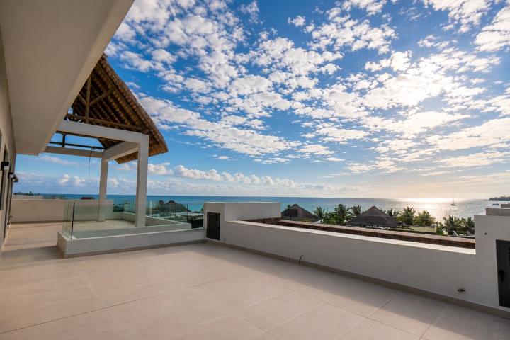 Penthouse 4 chambres en bord de mer à vendre à Rivière Noire avec piscine privée