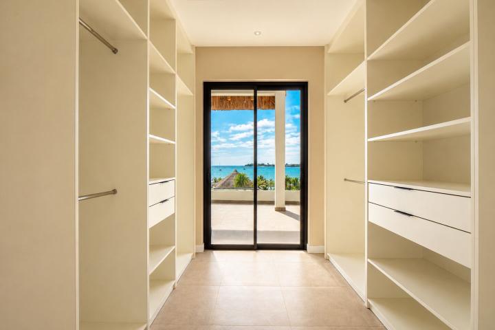 Penthouse 4 chambres en bord de mer à vendre à Rivière Noire avec piscine privée