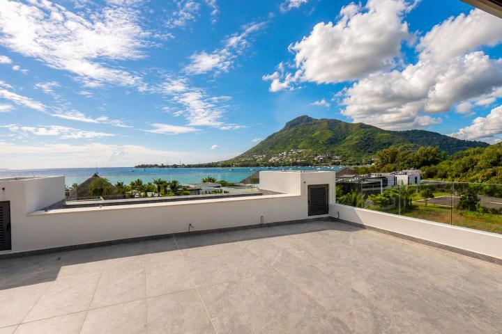 Penthouse 4 chambres en bord de mer à vendre à Rivière Noire avec piscine privée