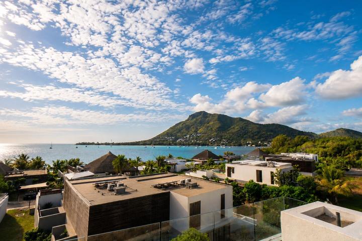 Penthouse 4 chambres en bord de mer à vendre à Rivière Noire avec piscine privée