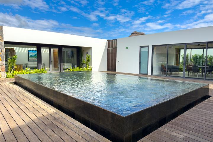 Penthouse 4 chambres en bord de mer à vendre à Rivière Noire avec piscine privée