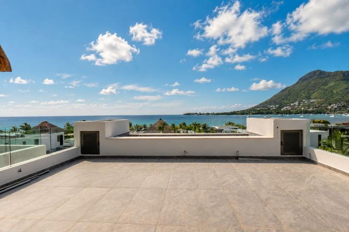 Penthouse 4 chambres en bord de mer à vendre à Rivière Noire avec piscine privée
