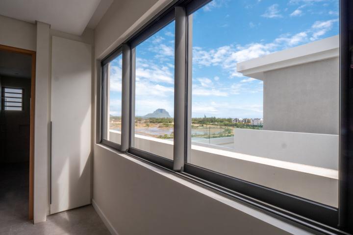 Penthouse 4 chambres en bord de mer à vendre à Rivière Noire avec piscine privée