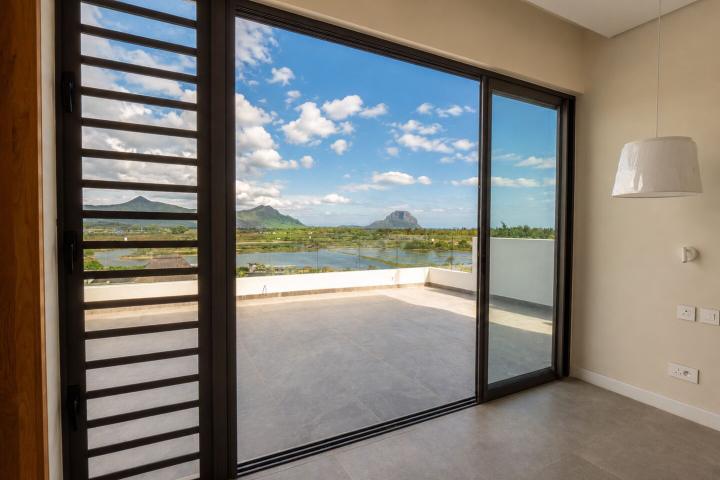 Penthouse 4 chambres en bord de mer à vendre à Rivière Noire avec piscine privée