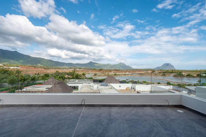 Penthouse 4 chambres en bord de mer à vendre à Rivière Noire avec piscine privée
