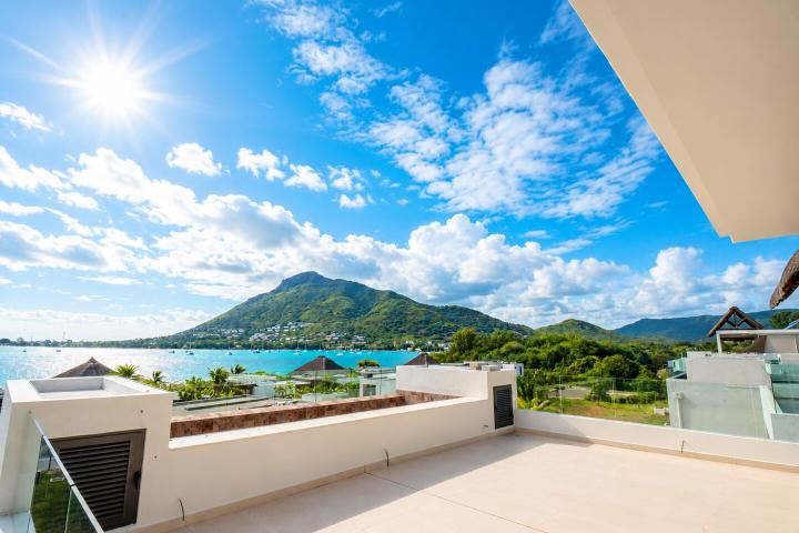 Penthouse 4 chambres en bord de mer à vendre à Rivière Noire avec piscine privée