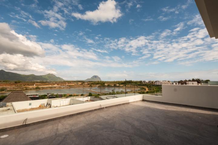 Penthouse 4 chambres en bord de mer à vendre à Rivière Noire avec piscine privée