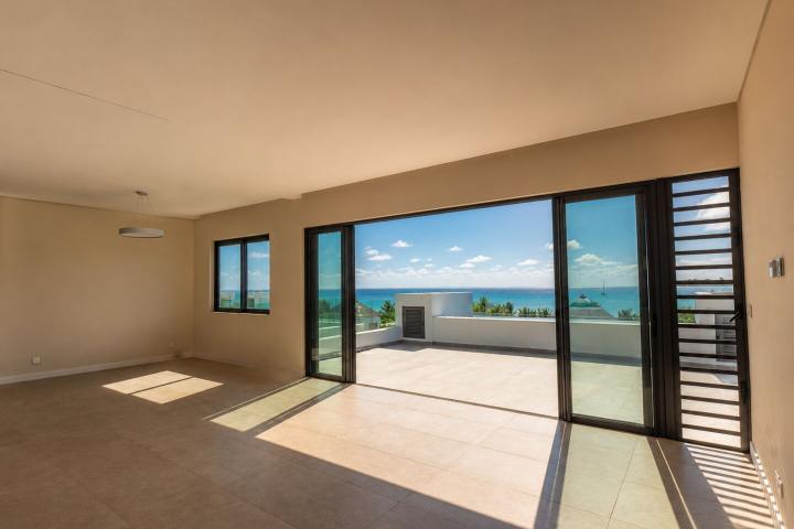 Penthouse 4 chambres en bord de mer à vendre à Rivière Noire avec piscine privée