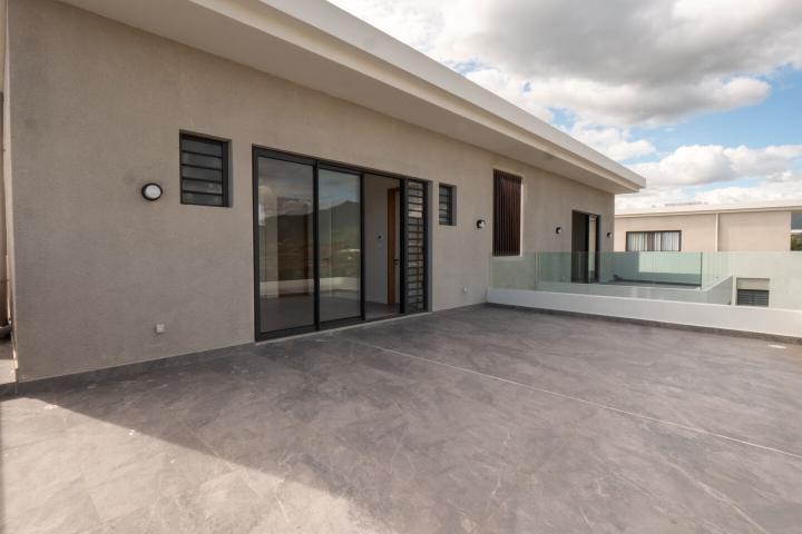 Penthouse 4 chambres en bord de mer à vendre à Rivière Noire avec piscine privée
