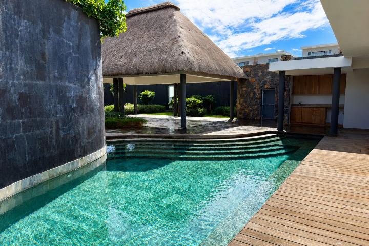 Penthouse 4 chambres en bord de mer à vendre à Rivière Noire avec piscine privée