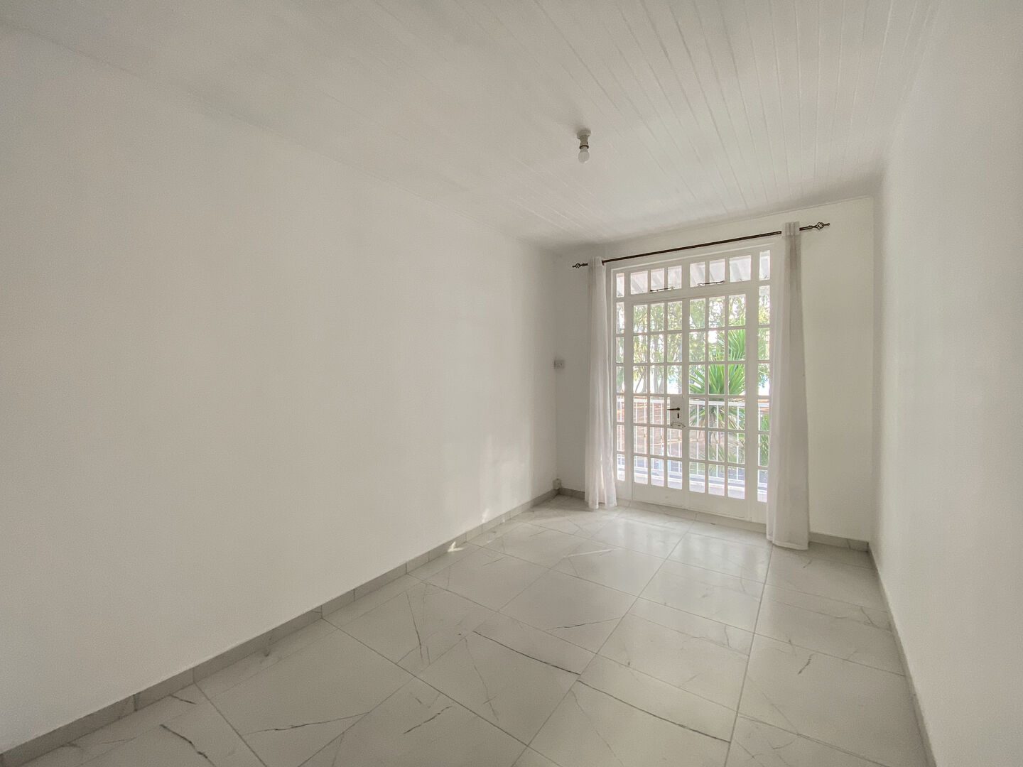 Exclusive – Furnished beachfront house for rent in Flic en Flac