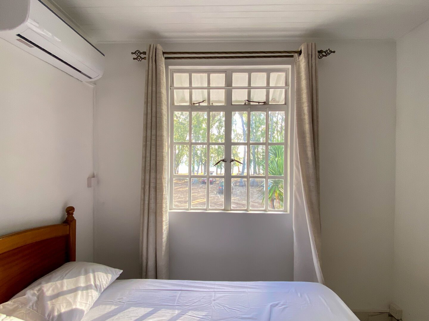 Exclusive – Furnished beachfront house for rent in Flic en Flac