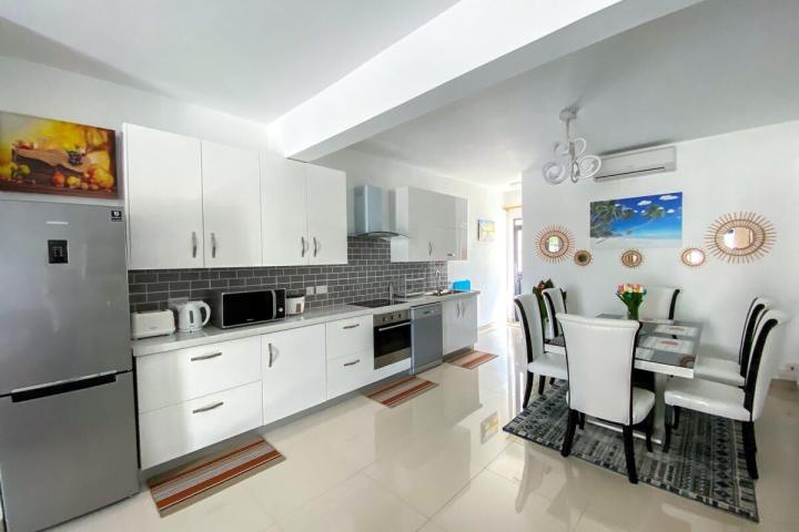Modern 3-bedroom apartment for rent in the heart of Pereybere